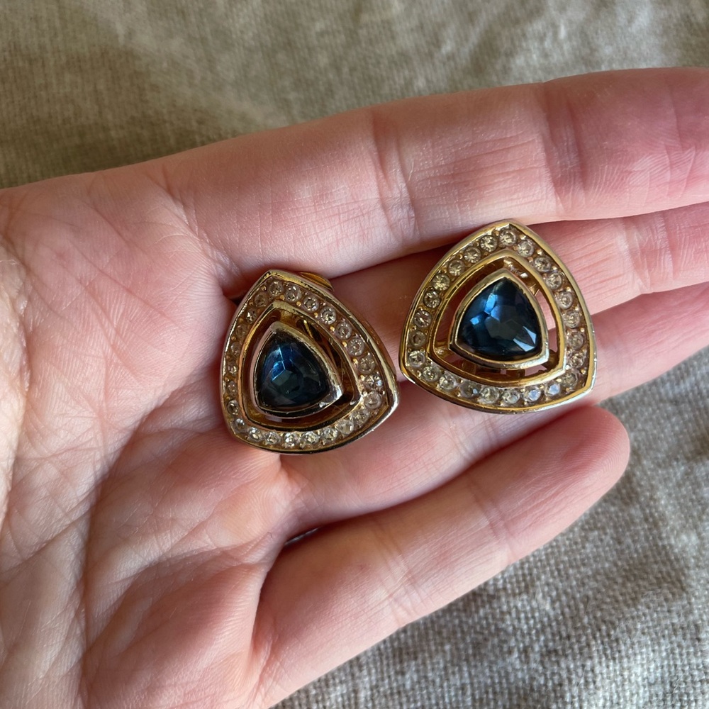 DIOR Vintage 1980s elegant clip earrings, with triangular curves and blue stone.